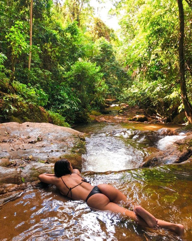 Waterfall Picture Ideas, With Best Friend, Poses By Yourself, Waterfall Pictures, Waterfall Photo, Beach Poses By Yourself, Summer Picture Poses, Perspective Photography, Nature Photoshoot