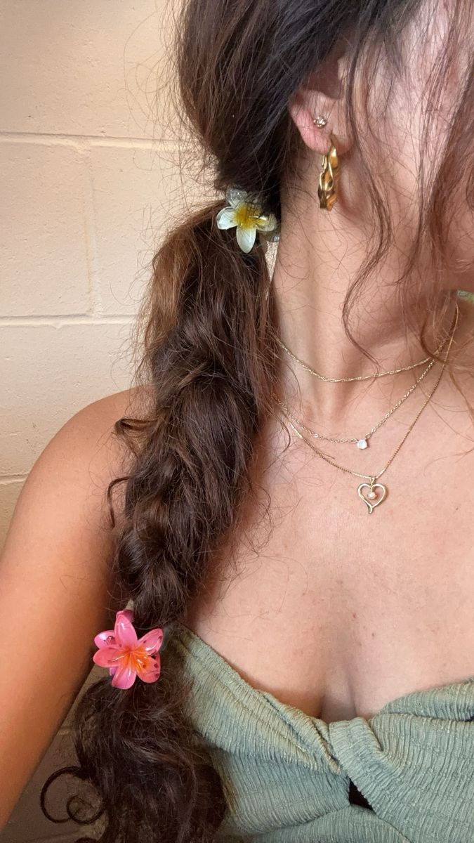 #hair #flowers #braids #hairstyle Flower Braided Hair, Hairstyles With Mini Flower Clips, Mini Flower Hair Clips Hairstyles, Mini Flower Claw Clip Hairstyles, Mini Flower Clips Hairstyles, Flower Hair Clips Aesthetic, Flower Hair Clips Hairstyle, Flower Claw Clip Hairstyles, Flower Clip Hairstyles