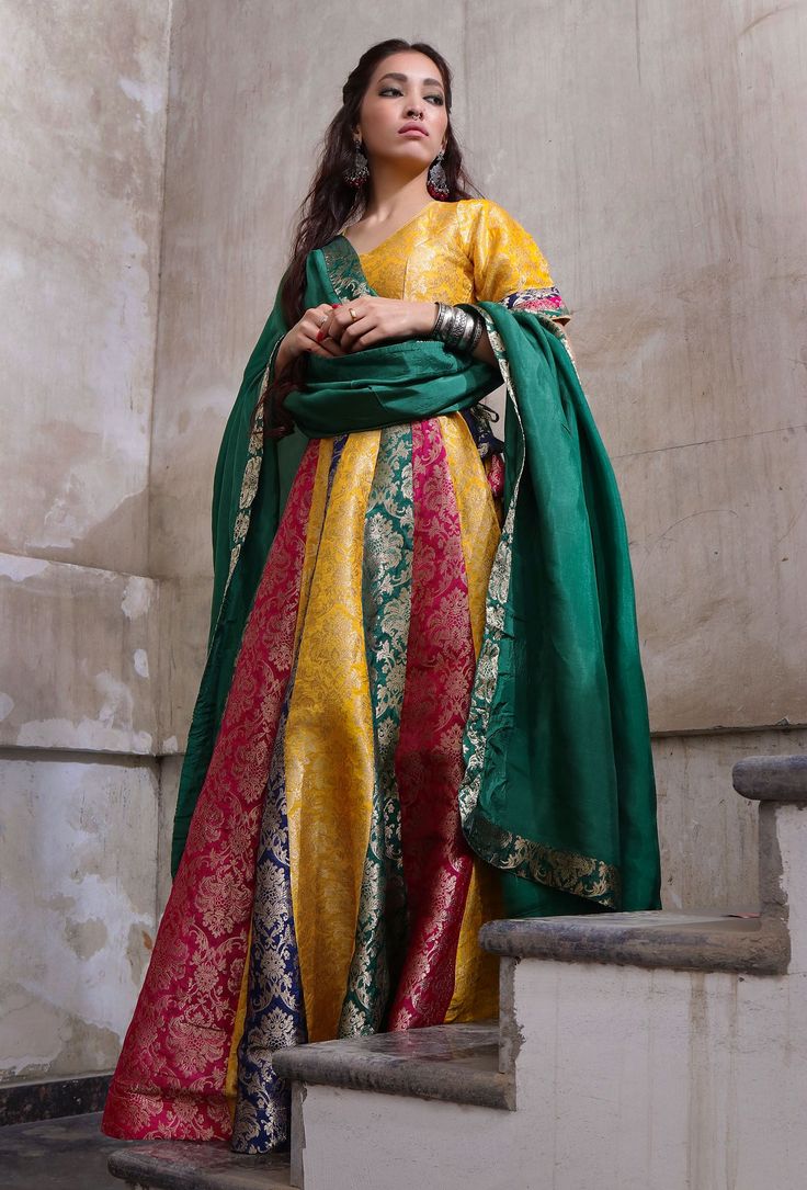 Banarasi lehenga Banarasi Skirt, Lehenga Designs Simple, Jacquard Skirt, Lehenga Saree, Crop Top Skirt, Organza Dupatta, Lehenga Designs, Silk Organza, Green Silk