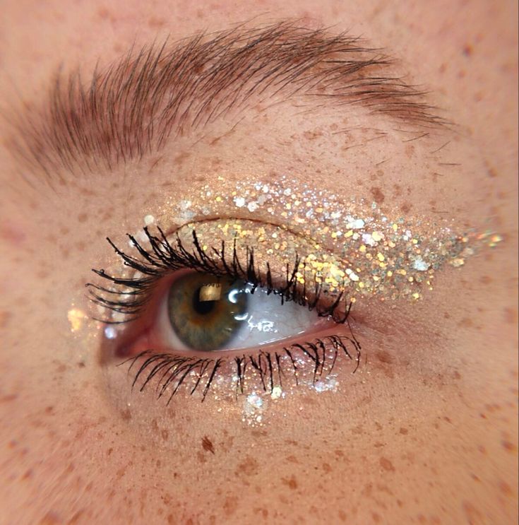 Makeup For Deep Set Eyes, Glitter Carnaval, Silver Glitter Makeup, Gold Glitter Eyeshadow, Gold Glitter Makeup, Coachella Makeup, Makeup Editorial, Make Up Gold, Gold Makeup Looks