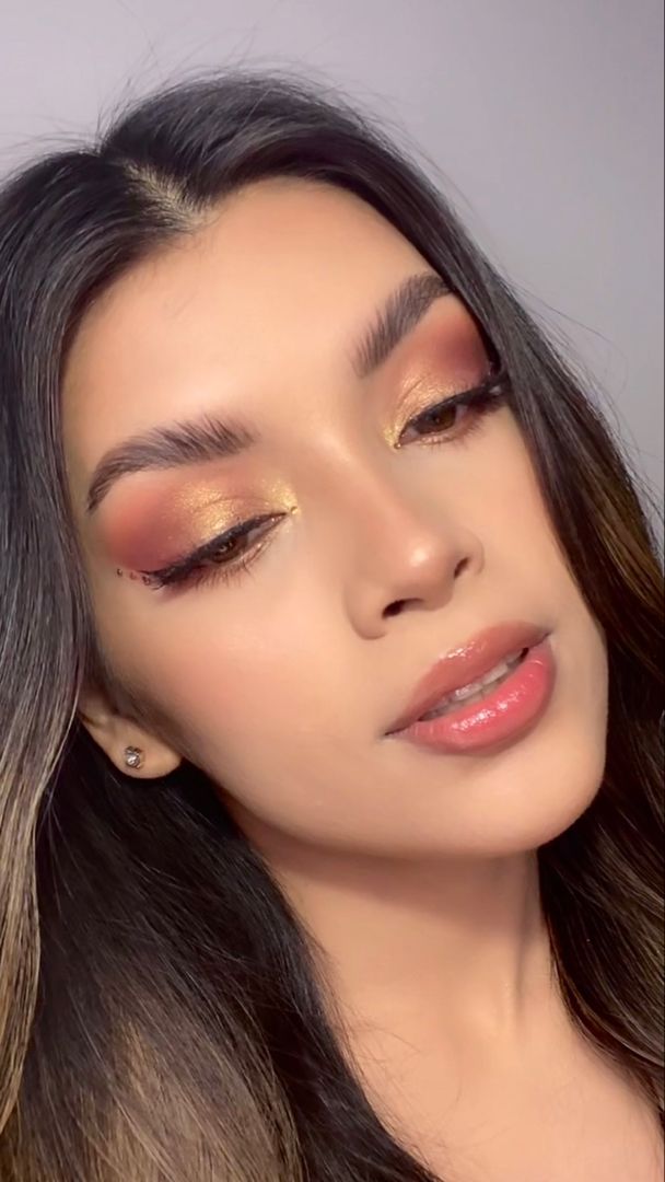 Maroon Golden Eye Makeup, Prom Makeup Maroon Dress, Red Outfit Makeup Look, Golden And Red Eye Makeup, Makeup In Red Dress, Maroon Outfit Makeup, Eye Makeup With Golden Dress, Make Up With Golden Dress, Makeup Looks For Red Dresses