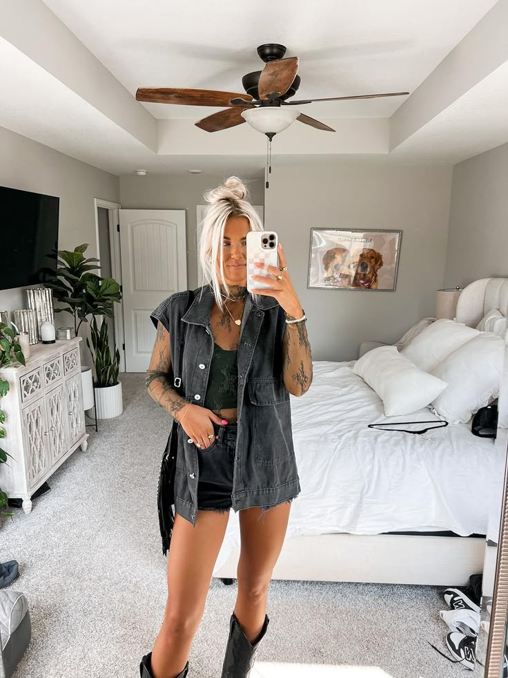 Spring Cowgirl Outfits, Emo Cowgirl Outfits, Grungy Western Outfit, Az Outfits, Koe Wetzel Concert Outfit, Yeehaw Outfits, Western Grunge Aesthetic, Black Western Outfit, Country Fest Outfits