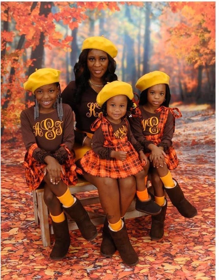 Family Portrait Outfits Christmas, Fall Outfits Mother And Daughter, Mommy Daughter Photography, Matching Mommy Daughter Outfits, Matching Mommy Daughter, Mommy Daughter Photoshoot, Mommy Daughter Pictures, Mommy Daughter Photos, Daughter Photoshoot