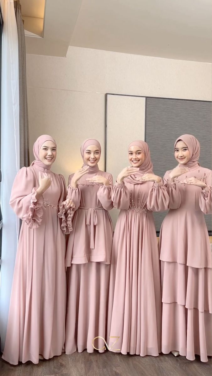 Cari inspirasi untuk baju bridesmaid berhijab yang elegan dan anggun? Kami punya rekomendasi terbaik untuk Anda! Temukan pilihan baju yang tidak hanya cantik, tetapi juga syari, sempurna untuk mendampingi pengantin di hari spesialnya. Dari gaya klasik hingga modern, setiap desain dibuat untuk membuat Anda tampil menawan dan nyaman sepanjang acara. Dapatkan tampilan yang memukau dan penuh keanggunan dengan koleksi hija Baju Bridesmaid Modern Hijab, Hijab Bridesmaid, Bridesmaid Dresses Hijab, Outfit Ideas Muslim, Prom Night Dress, Braidsmaid Dresses, Muslimah Fashion Casual, Elegant Silk Dresses, Hijab Dress Party