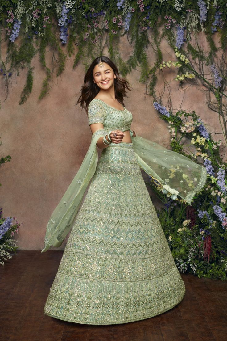 Alia Bhatt Lehenga, Bridesmaid Indian, Designer Lehnga Choli, Latest Bridal Lehenga Designs, Bridal Lehenga Designs, Latest Bridal Lehenga, Mehendi Outfits, Indian Outfits Lehenga, Indian Bride Outfits