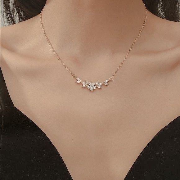 Aesthetic minimal Jewelry Necklace Simple, Korean Wedding, Wedding Essentials, Necklace Simple, Gold Necklace Designs, Gold Jewellery Design, Jewellery Designs, Gold Jewellery, Jewelry Necklace