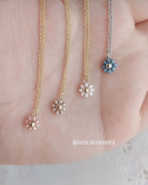 Dainty Handmade Jewelry, Seed Bead Necklace Ideas, Flower Necklace Diy, Seed Bead Jewelry Ideas, Bead Necklace Designs, Seed Bead Choker, Flower Chain, Pretty Jewelry Necklaces, Diy Jewelry Unique