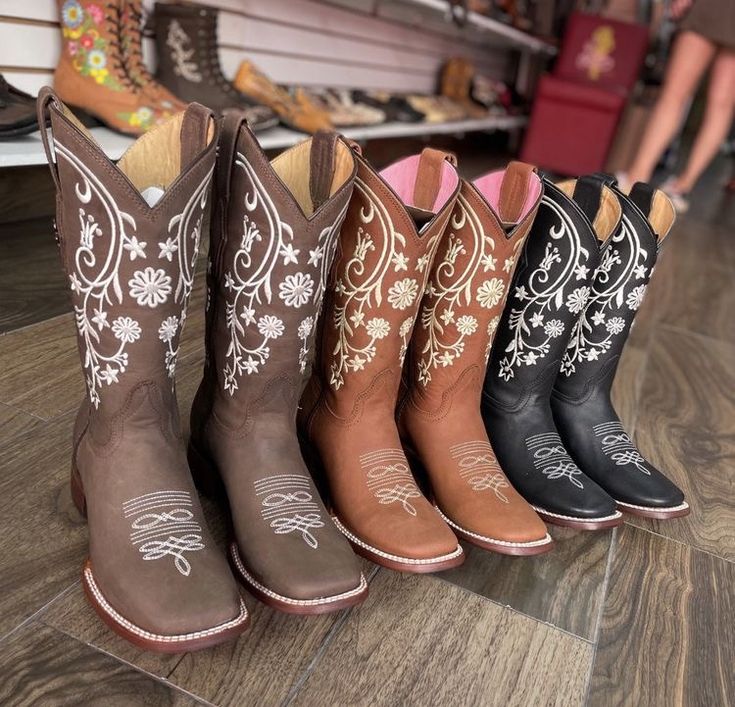 Brown Boots Cowboy, Jaripeo Boots Women, Boots Mexican For Women, Dressy Cowgirl Boots, Cute Western Boots, Mexican Boots Outfits, Cowgirl Outfits Mexican, Boots Vaqueras, Quince Boots