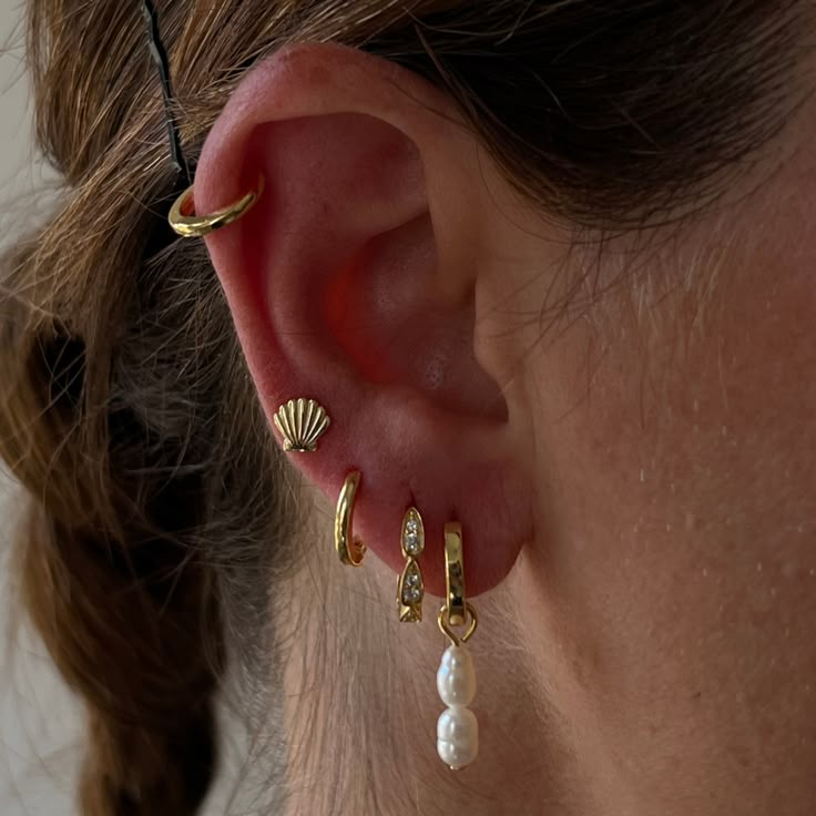 Cute and beachy, these seashell earrings are the perfect way to spruce up any summer look! The tiniest of studs, they're sooooo adorable and light enough to keep you comfy all day. Pick up a pair to add the perfect finishing touch to your beachy stack. Now that's how to seas the day! Beachy Earrings, 00s Mode, Preppy Jewelry, Cute Ear Piercings, Seashell Earrings, Stacked Earrings, Dope Jewelry, Jewelry Essentials, Jewelry Lookbook