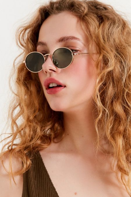 Expensive Sunglasses, Urban Outfitters Sunglasses, Fake Glasses, Woman In Gold, Cute Sunglasses, Modern Sunglasses, 90s Looks, Cute Glasses, Shades For Women