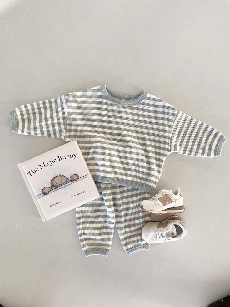 Neutral Baby Outfit Gender Nuteral Baby Outfits, Aesthetic Newborn Clothes, Newborn Boy Outfits, Neutral Infant Clothes, Boys Neutral Sweater, Gender Neutral Kids Clothes, Nike Boys, Neutral Baby Clothes, Baby Wall