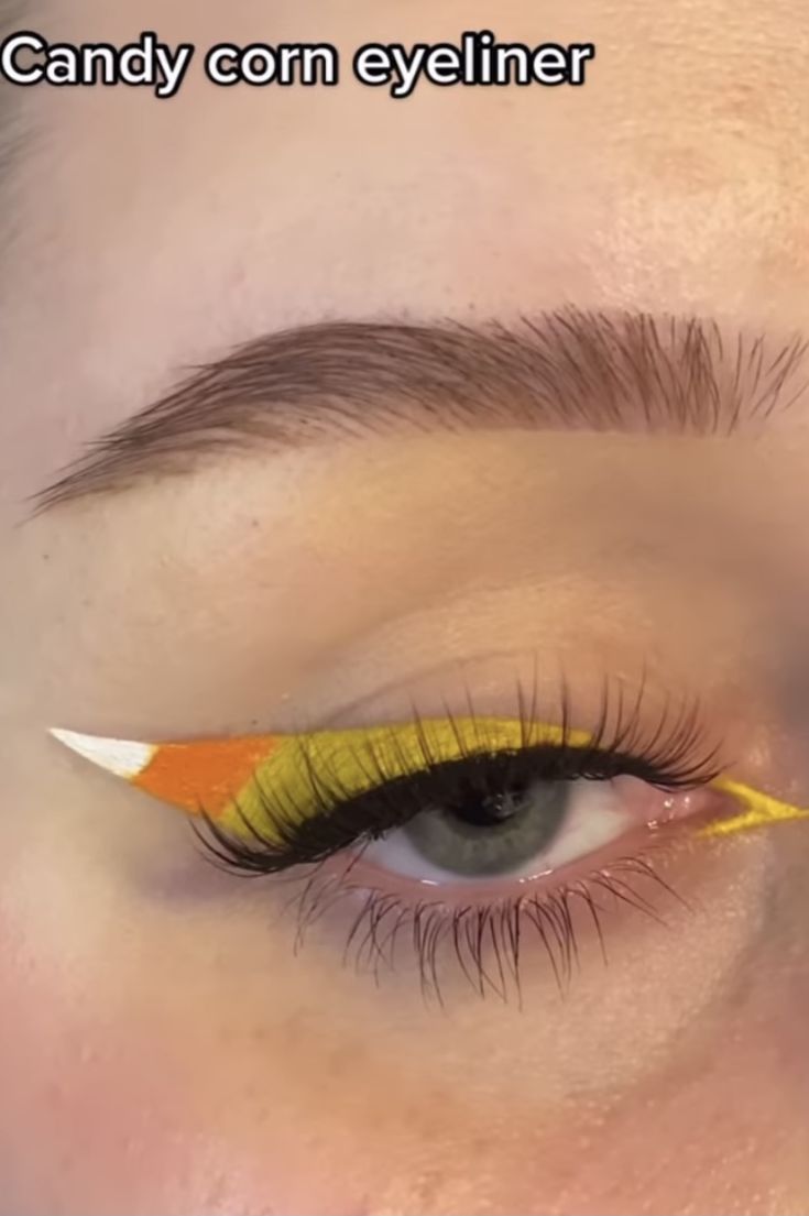 Halloween Makeup For Work Easy, Halloween Makeup Looks Eyeshadow, Simple Halloween Eyeliner Looks, October Eyeliner Looks, October Makeup Ideas, Fun Graphic Eyeliner, Simple Halloween Eyeshadow, Halloween Eye Looks Easy, Jack O Lantern Eyeliner