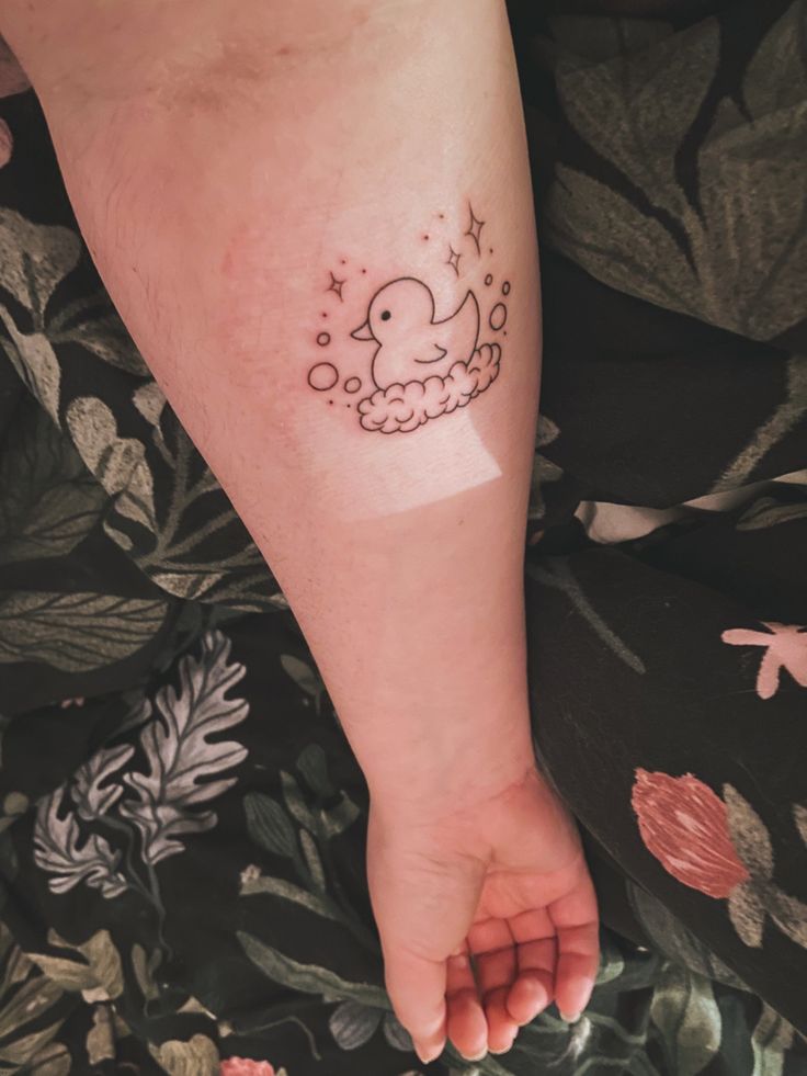 Fine line rubber ducky tattoo, fine line duck tattoo, minimaliat duck tattoo Rubber Duckie Tattoo, Rubber Duck Tattoo Outline, Simple Manatee Tattoo, Cute Duck Tattoo, Duck Tattoo Ideas, Ducky Tattoo, Rubber Duck Tattoo, Tattoo 101, Cover Tattoos