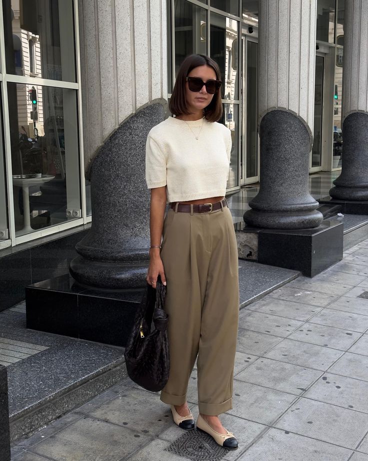 Smart Casual Work Outfit, Look Office, Chic Business Casual, Khaki Dress Pants, Love Simple, Summer Work Outfits, Womens Business Casual, Casual Work Outfit, Classy Work Outfits