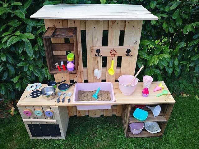 an outdoor play kitchen made out of pallets