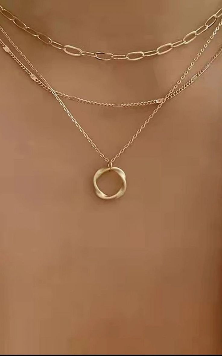 Necklaces For Women Jewelry, Jewellery Inspo Necklaces, Minimalistic Elegant Style, Trendy Gold Jewelry 2024, Good Necklaces, Minimalist Jewelry Aesthetic, Modern Gold Jewelry For Wedding, Pretty Gold Jewelry, Cute Jewelry Aesthetic