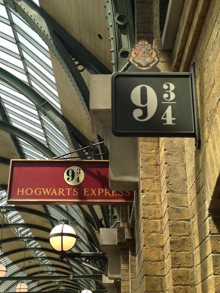 the sign for hogwarts is hanging from the ceiling