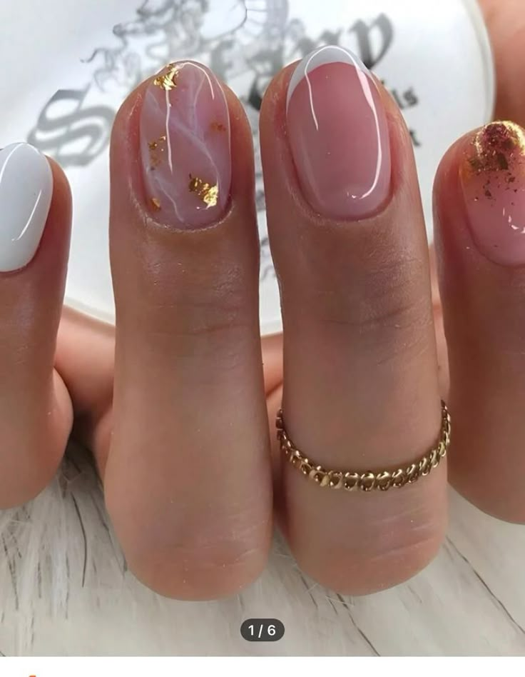 French Nails Style, Nail Arts Short Nails, Wedding Simple Nails, Short False Nails, Short Nail French Designs, Short Nails Gold Design, Nails Graduation Ideas, Nail Art Gold Foil, Nail Art For Very Short Nails