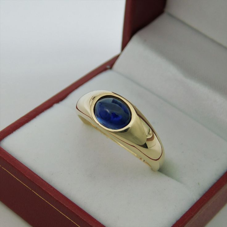 Sapphire Cabochon, Types Of Gemstones, White Gold Jewelry, Natural Blue Sapphire, Traditional Jewelry, Yellow Gold Ring, One Ring, Favorite Rings, Oval Cabochon