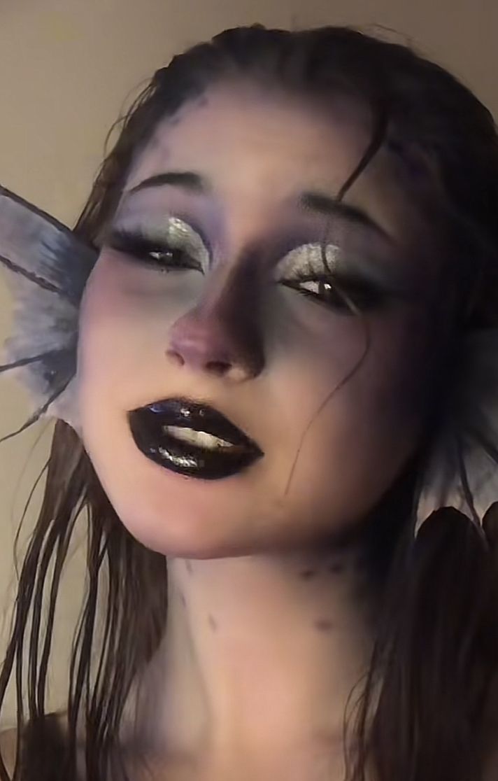 Gothic Mermaid Makeup, Shark Halloween Makeup, Gothic Mermaid Costume, Halloween Makeup Siren, Spooky Mermaid Costume, Creepy Siren Costume, Black Mermaid Makeup, Goth Mermaid Makeup, Siren Makeup Tutorial