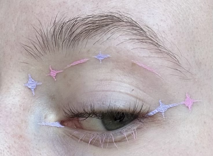 Light Purple Eyeliner, Pastel Graphic Liner, Lilac Eyeliner, Colorful Graphic Liner, Simple Graphic Liner, Pink Graphic Liner, Eyeliner Idea, Purple Liner, Purple Eyeliner