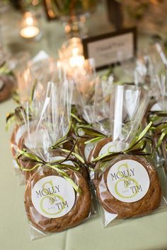 cookies wrapped in cellophane and tied with ribbons are sitting on the table for guests to eat