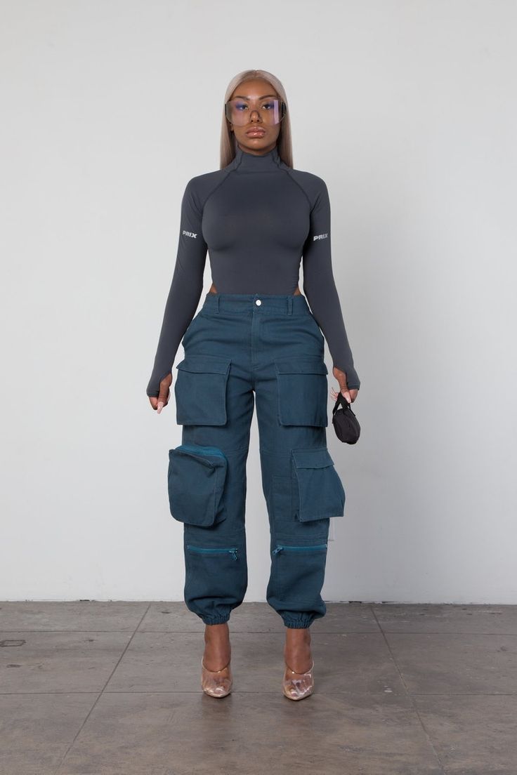 Classy Cargo Pants Outfit, Workshop Outfit, Cargo Pants Outfit Black Women, Prix Workshop, Cargo Pants Outfit, Looks Street Style, Streetwear Fashion Women, Looks Chic, Looks Style