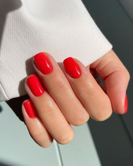 41 Short Spring Nail Ideas That Are Perfect for a Seasonal Refresh Spring Short Nails, Red Orange Nails, Vacation Nail Art, Vacation Nail Designs, Short Red Nails, Red And Gold Nails, Bright Red Nails, Cute Nail Colors, Pedicure Colors