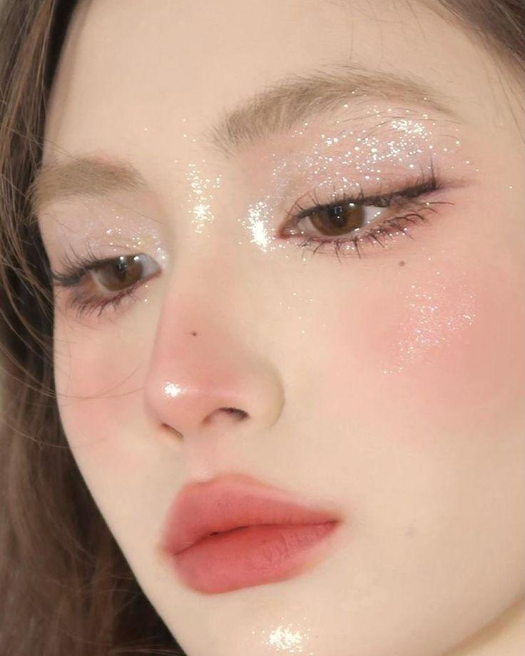 korean makeup • douyin makeup • makeup style • makeup ideas Angel Eyes Makeup Look, Simple Angel Makeup Halloween, Cute Angel Makeup, Angle Costume Makeup Ideas, Angel Look Makeup, Angelic Aesthetic Makeup, Angel Costume Aesthetic Makeup, How To Look Like An Angel, Angel Makeup Easy