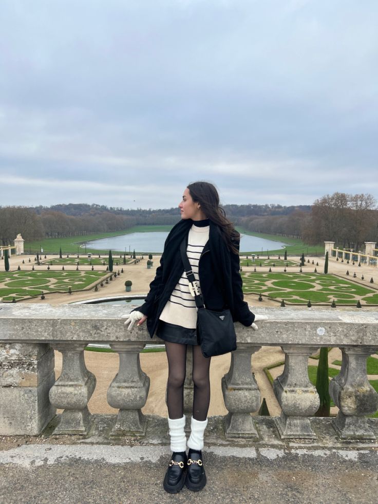 Versailles Outfit Ideas Fall, Versailles Aesthetic Outfit, Outfit Ideas France, Barcelona Outfits February, Fashion In France Outfits, England Aesthetic Outfit Winter, Versailles Palace Outfit, May Paris Outfits, London Outfit March