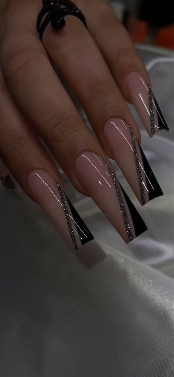 Long Acrylic Ombre Nail Designs, Square Acrylic Nails Elegant, Club Nails Acrylic, Going Out Nails Ideas, Black Acrylics Nails, Nail Ideas With Black Dress, Black Nails For Wedding Guest, Acrylic Nails With Black Design, Sylwester Outfit Party Dresses