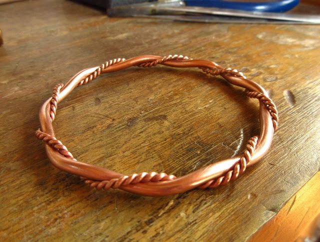 Copper Bangles Handmade, Wire Names Diy How To Make, Mens Copper Bracelet, Silver Braided Ring, Copper Wire Crafts, Twist Jewelry, Wire Jewelry Patterns, Copper Accessories, Modern Silver Jewelry