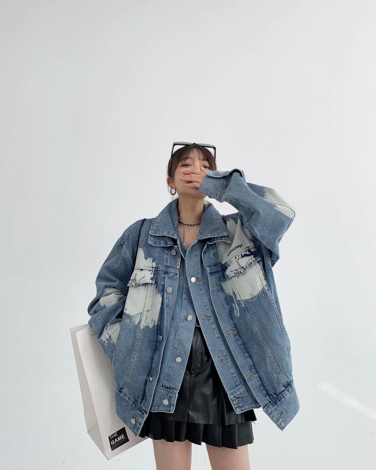 A denim jacket with a layered design.

A light and easy-to-wear outerwear that is suitable for the change of seasons.

We recommend not only mannish outfits, but also sweet and spicy outfits paired with feminine items.
◾️Model
Height/Weight：158cm(62.2in)/40kg(88.1lb)
Fitting Size：L




Size (cm)
Length
Chest
Shoulder
Sleeve Length


M
69
118
60
60


L
71
122
62
61


XL
73
126
64
62


2XL
75
130
66
63 Long Sleeve Washed Denim Blue Outerwear, Denim Blue Washed Long Sleeve Outerwear, Oversized Washed Denim Outerwear, Washed Denim Blue Long Sleeve Jacket, Oversized Long Sleeve Denim Jacket, Oversized Washed Outerwear For Day Out, Spring Washed Blue Outerwear With Pockets, Trendy Washed Blue Cotton Outerwear, Light Wash Outerwear With Pockets For Day Out