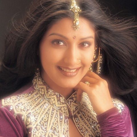 Hum saath saath hain Hum Saath Saath Hain, 90s Bollywood Actress, 90s Bollywood Fashion, Sonali Bendre, Vintage Bollywood Aesthetic, Bollywood Bridal, Celebrity Casual Outfits, Latest Bridal Dresses, Top Tv