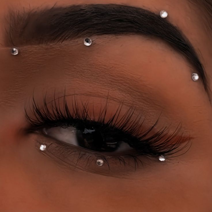 Easy Gem Makeup, Gem Face Designs, Eye Diamonds Makeup, Simple Gem Makeup, Face Gem Ideas, Eye Gems Makeup, Diamond Makeup Looks, Makeup Looks With Gems, Prom Makeup Blue Eyes