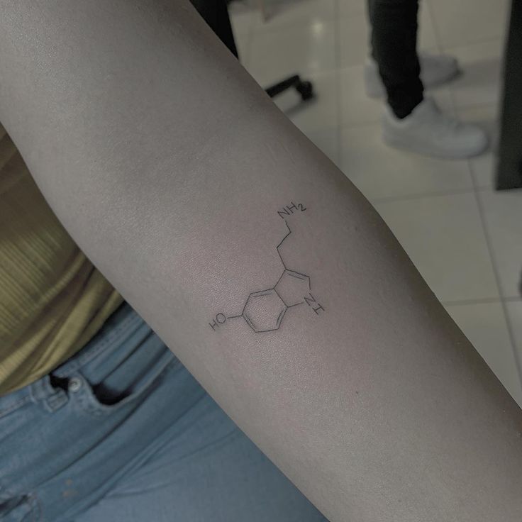 Chemistry Tattoo, chemistry tattoo sleeve, chemistry tattoo fails, chemistry tattoo dopamine, chemistry tattoo chest, organic chemistry tattoo, body chemistry tattoo, organic chemistry tattoo ideas, love chemistry tattoo, morbid chemistry tattoo, popular chemistry tattoo, minimalist chemistry tattoo, happiness chemistry tattoo, coffee chemistry tattoo, best chemistry tattoo #chemistrytattoo #organicchemistrytattoo #chemistry #organicchemistry #minimaltattoo #illustrativetattoo Chemistry Tattoo Ideas, Serotonin Molecule Tattoo, Dopamine Tattoo, Coffee Chemistry, Chemistry Tattoo, Full Hand Tattoo, Molecule Tattoo, Brain Tattoo, Serotonin Molecule