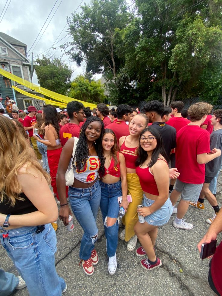 Usc Usc Campus Aesthetic, Usc Gameday Outfit, Usc Student Aesthetic, Fsu College Aesthetic, College Manifestations, Usc Aesthetic, Usc College Aesthetic, Romanticizing College, Uni Aesthetic