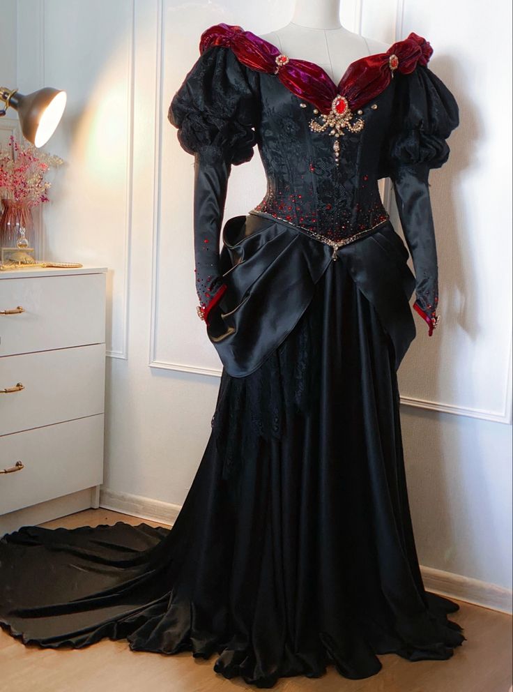 Queen Dress Royal Fantasy, Tudor Outfits, The Swan Princess Odette, Swan Princess Odette, Mideval Dress, Princess Odette, Vampire Oc, The Swan Princess, Vampire Dress