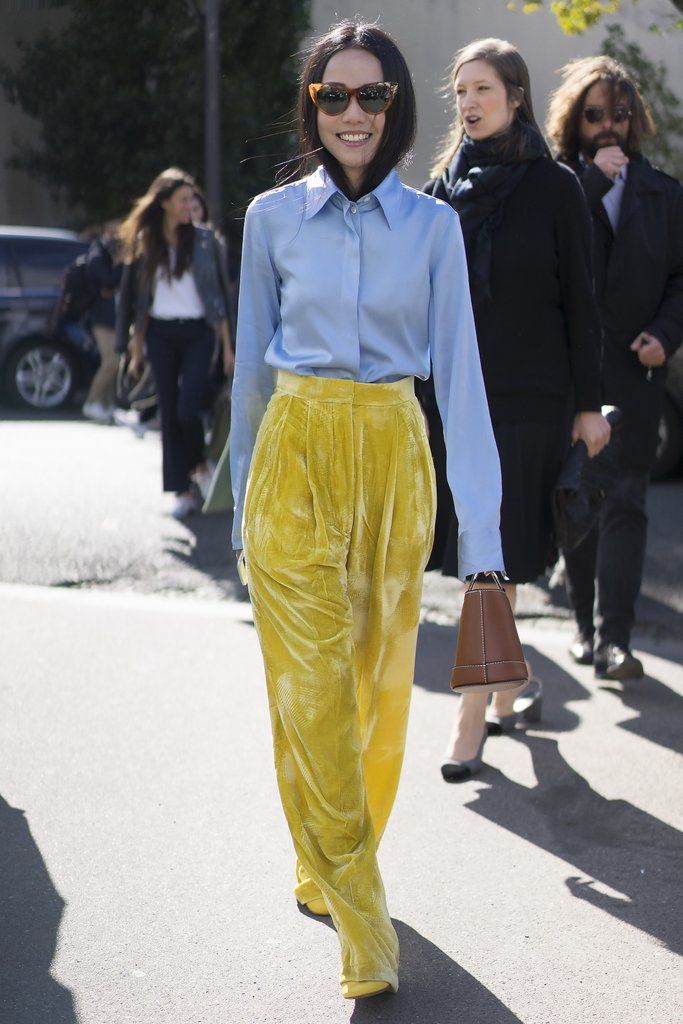 Paris Fashion Week Street Style Spring 2017 | POPSUGAR Fashion Photo 120 Velvet Pants Outfit Winter, Square Pants Outfit, Yellow Trousers Outfit, Velvet Pants Outfit, Yellow Pants Outfit, Pants Outfit Winter, Womens Wardrobe, Look Casual Chic, Street Style 2017