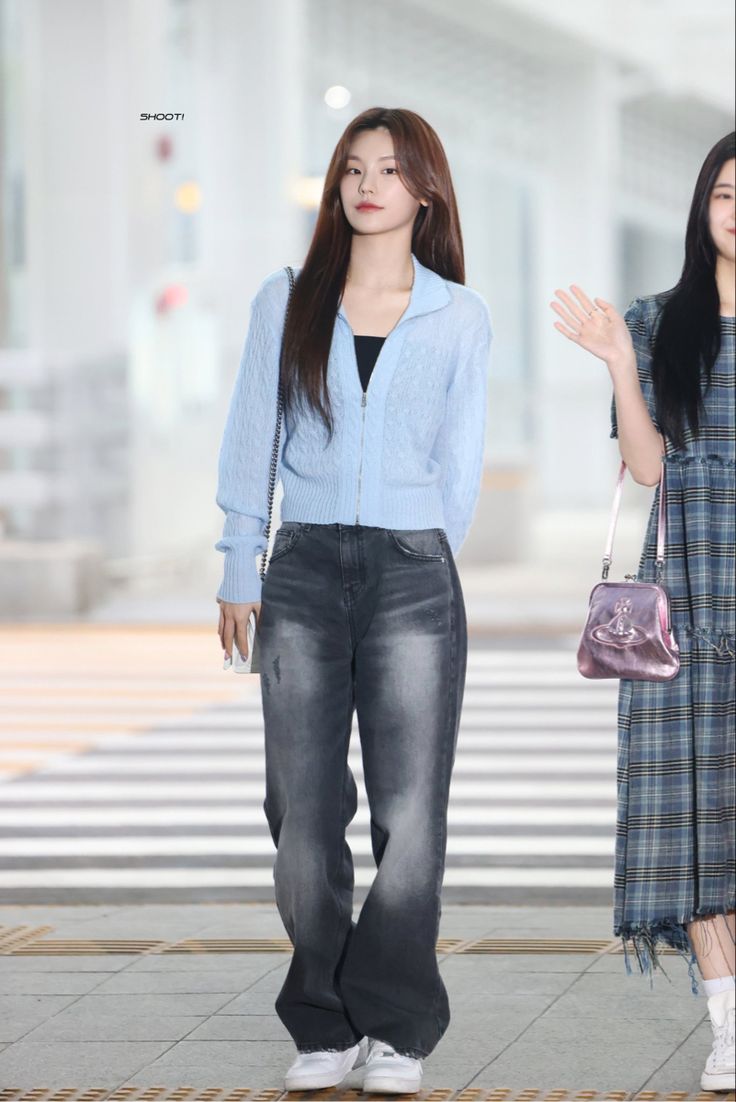 Yeji Itzy Airport Fashion, Itzy Airport Outfit, Yeji Itzy Outfit Casual, Itzy Casual Outfits, Itzy Outfit Ideas, Itzy Yeji Outfits, Kpop Idol Airport Outfit, Casual Airport Outfit Winter, Idol Airport Outfit