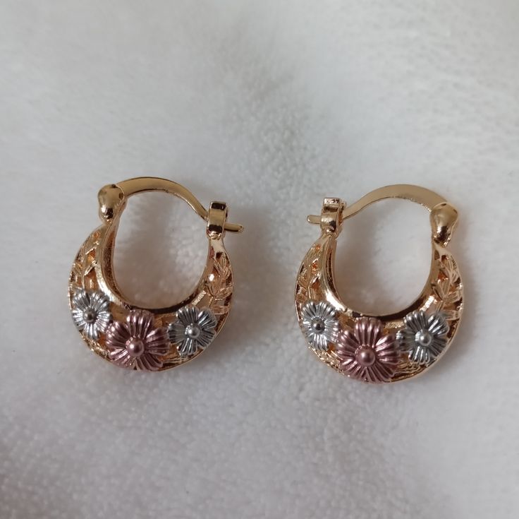 Small Basket Earring Gold-Plated In Three Shades Of 18k Classic Design 18k Florentine Gold Bath. Approximate Size: 2.1 Centimeters Approximate Weight: 1.7 Grams Gold Bath, Small Basket, Earring Gold, Flower Basket, Gold Plated Earrings, Classic Design, Gold Earrings, Gold Plate, Size 2