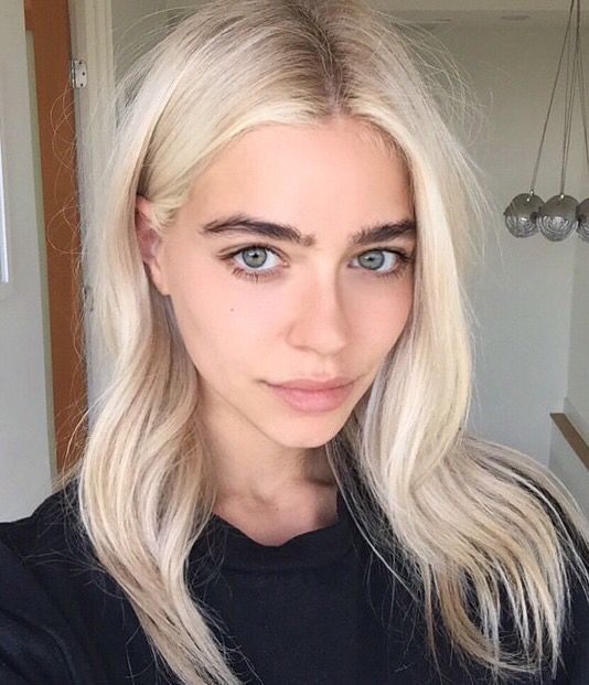 BLONDE. 901 Salon.                                                                                                                                                                                 More Blonde Hair Dark Eyebrows, Dark Eyebrows, Black Eyebrows, Platinum Blonde Hair Color, Platinum Hair, Bleach Blonde, Trendy Hair Color, Penteado Cabelo Curto, Brown Blonde Hair