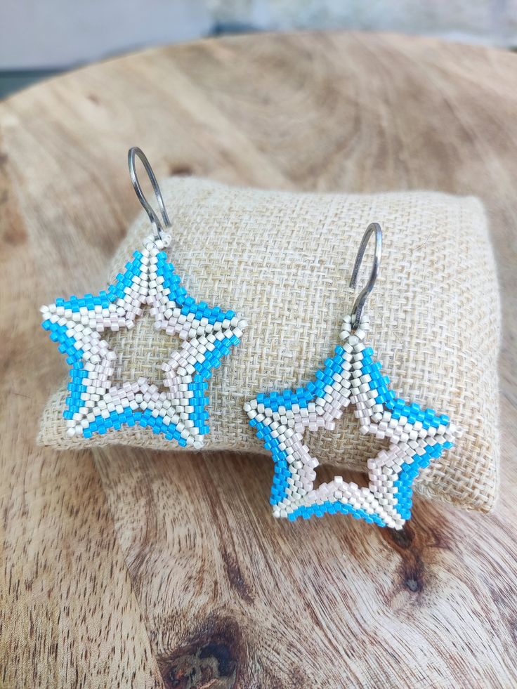 Star earrings entirely hand-woven with Japanese Miyuki glass beads. Color: matte silver, blue and powder pink. Star size: 4 cm. Sleeper star size: 6 cm. Nickel-free stainless steel ear hook. To offer or to treat yourself. Sending in a box and bubble envelope. * Thank you for your visit, see you soon * Miyuki Earrings, Pink Star, Earrings Large, See You Soon, Bubble Envelopes, Large Earrings, Ear Hook, Powder Pink, Star Earrings