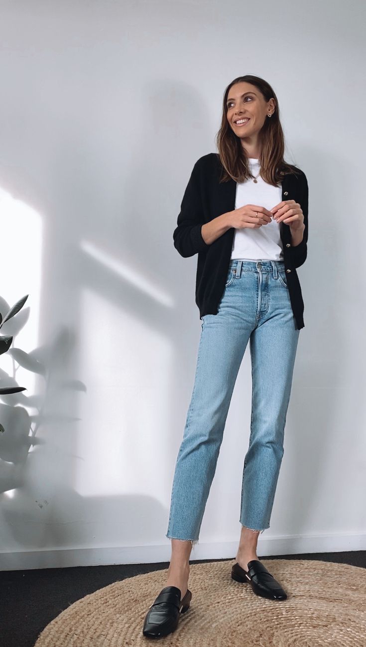 White Tee And Blue Jeans Outfit, White T Shirt Work Outfit, Jeans And Shirts Women, White T Shirt Outfit Winter, Blue Light Jeans Outfit, Jeans T-shirts, Black Jeans White T Shirt Outfit, White T Shirt Blue Jeans, Jeans And White T Shirt Outfit