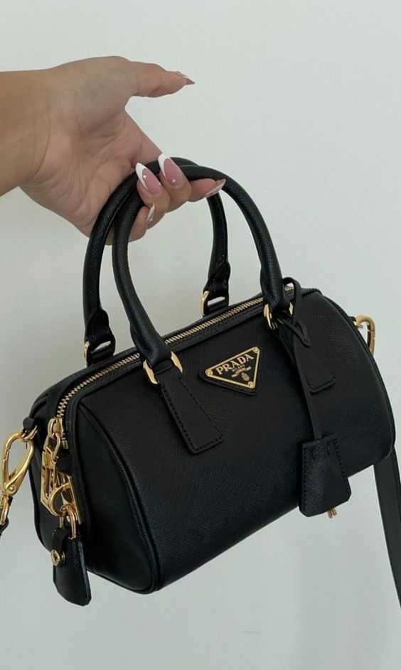 #follow #bags #handbags #purses #fashion #style #blogging #blogger #blog #designer #prada Guess Bags Aesthetic, Expensive Bag, Trendy Purses, My Style Bags, Luxury Bags Collection, Handbag Essentials, Bag Obsession, Girly Bags, Luxury Purses