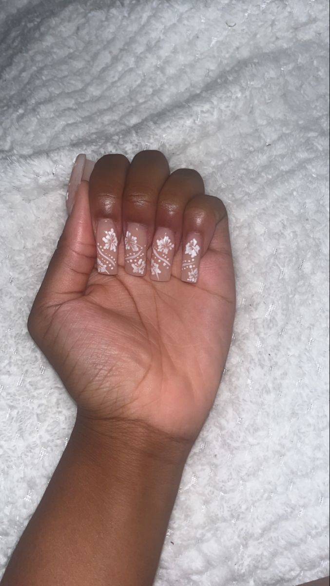 Nails With Hibiscus Flower Design, Nails For Dominican Republic, Plumeria Flower Nails, White Hibiscus Flower Nails, White Hawaiian Nails, Aloha Nails Hawaiian Flowers, Hibiscus Flower Nails Square, Nail Designs Hibiscus, Cute Hawaiian Nails