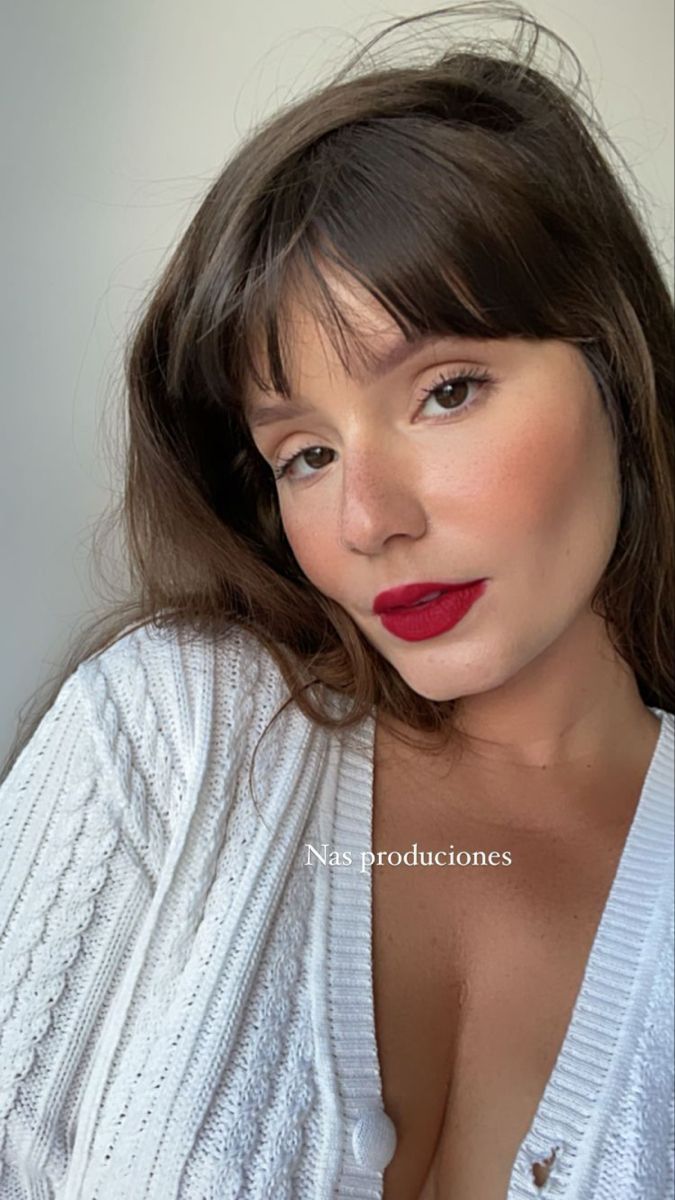 Red Lip Bare Face, Red Lip Fair Skin, Parisian Red Lips, Red Lipstick Natural Makeup, Red Lipstick Looks Outfits, Red Lipstick Makeup Natural, Red Lipstick Brunette, Red Lips Pale Skin, French Red Lip