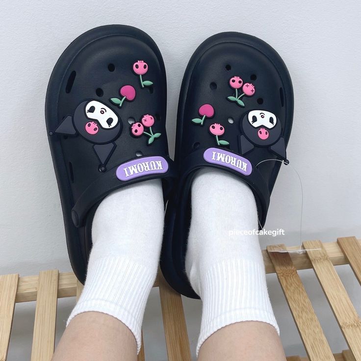 Comfy and cozy feeling inside! Everybody loves the comfort of the classic clog - and now there is a cute Kuromi version for all summer! The cute shoes plus this shoe charm matching well with practically anything! - Pivoting heel straps.- Sanrio licensed. Kuromi Crocs, Kuromi Shoes, Kuromi Slippers, Kuromi Things, Kuromi Stuff, Crocs Aesthetic, Sanrio Clothes, Hello Kitty Shop, Cute Kuromi