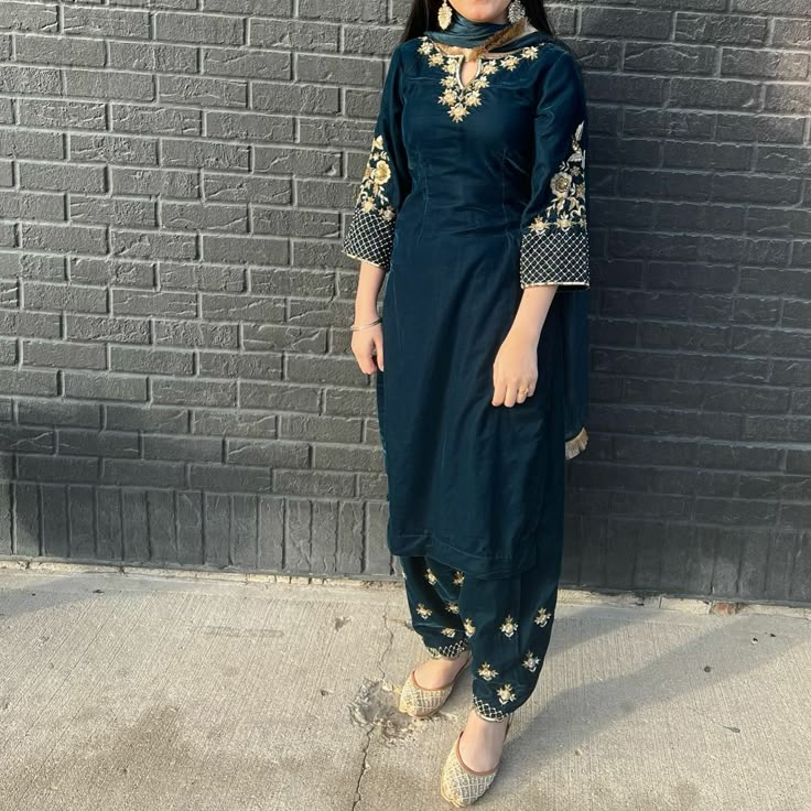 Dhoti Dress, Stain Stitch, Drawing Embroidery, Tshirt Embroidery, Bracelet Embroidery, Embroidery Animals, Velvet Suit Design, T Shirt Embroidery, Punjabi Suits Designer Boutique