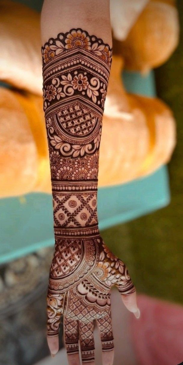 henna tattoo designs for hands and feet on the hand is an intricate pattern that can be seen in many different ways